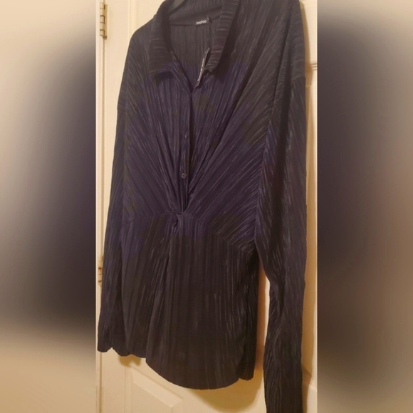 NWT Boohoo Plus Plisse Twisted Shirt. Size 24 - Picture 3 of 11